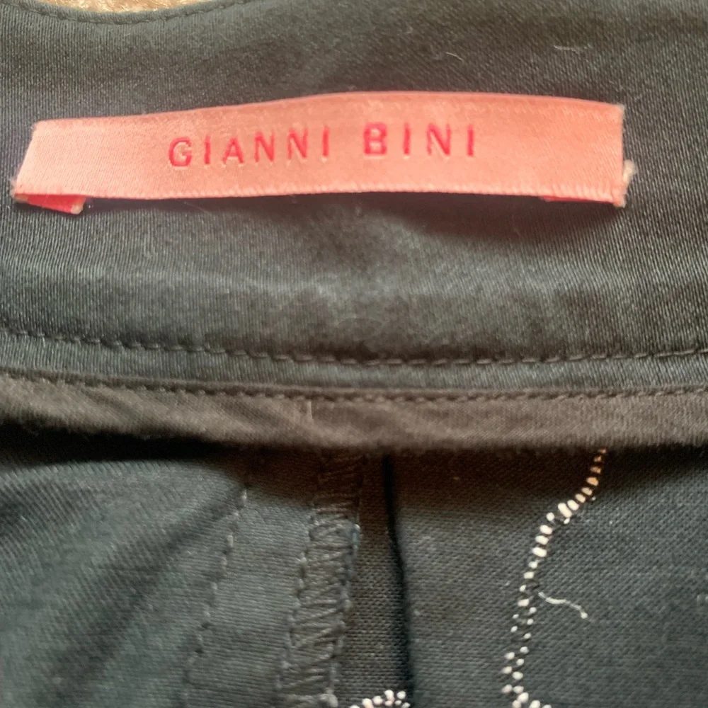 Gianni Bini black skirt with embroidery. Size 6.